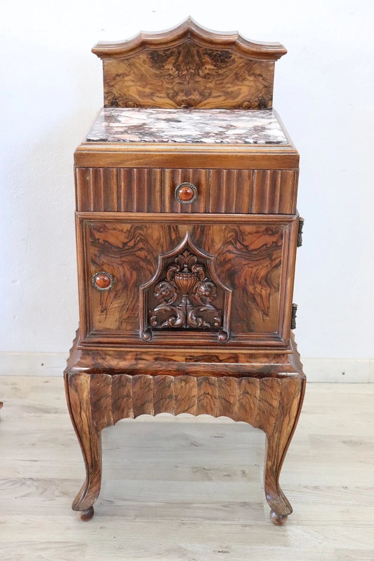 Pair of Art Deco bedside tables in walnut burl, 1920s 8