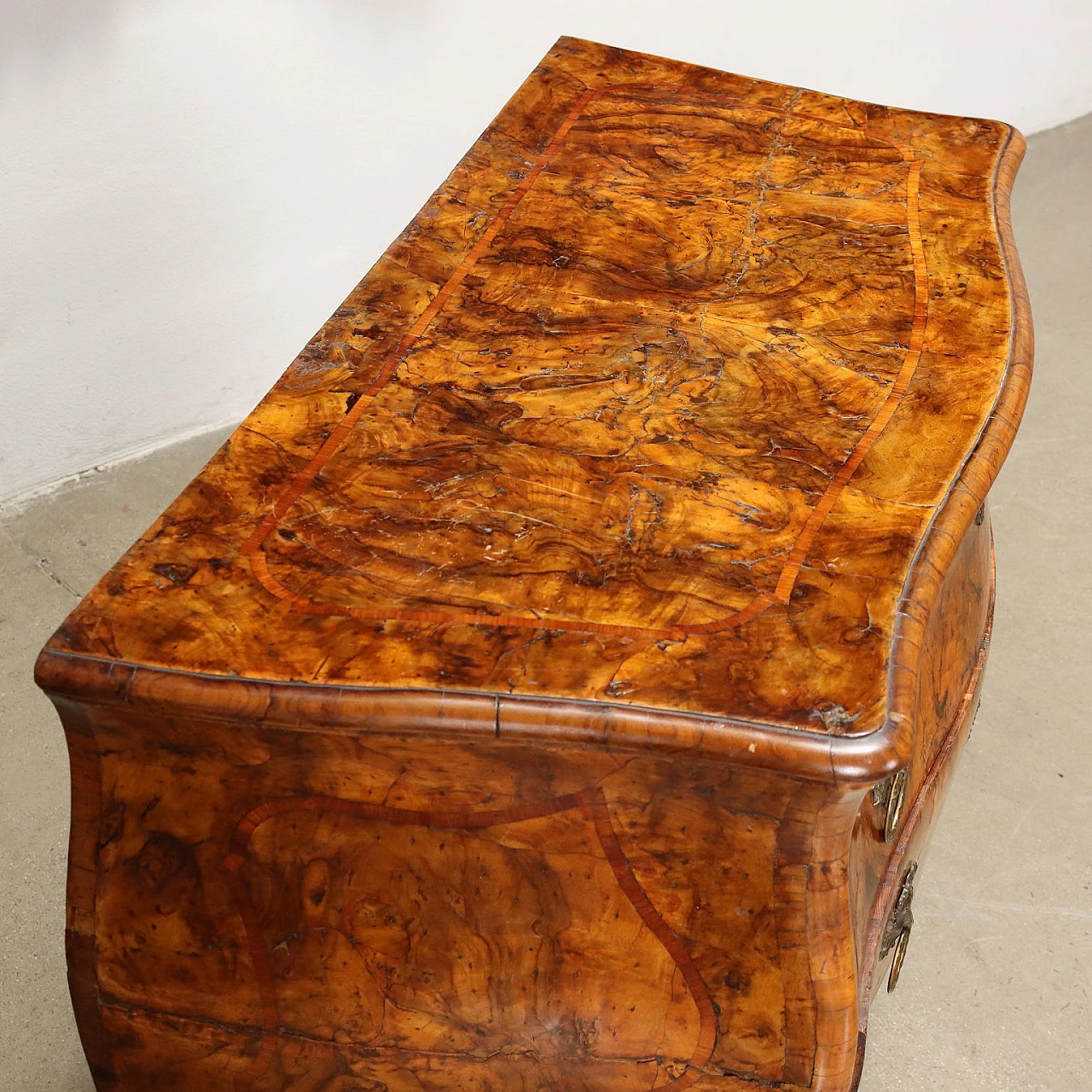 Walnut burl chest of drawers with rosewood fillets, 18th century 3