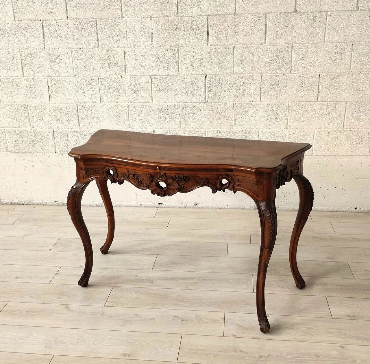 Walnut console with legs decorated with floral motifs, 18th century 1