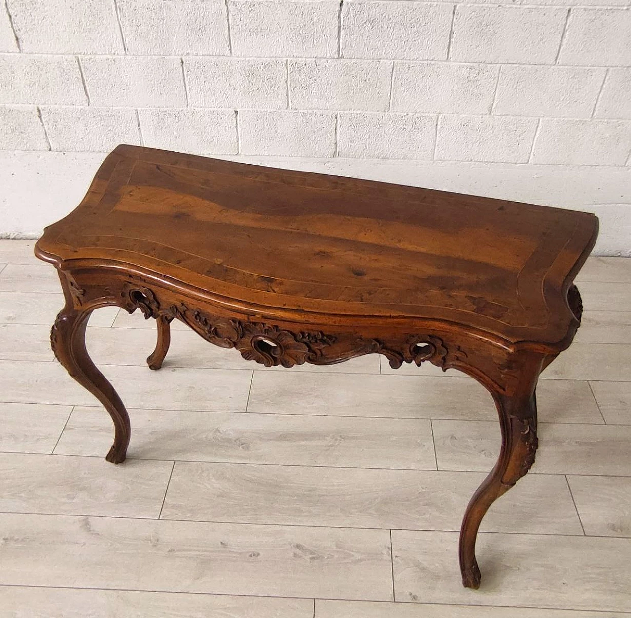 Walnut console with legs decorated with floral motifs, 18th century 3