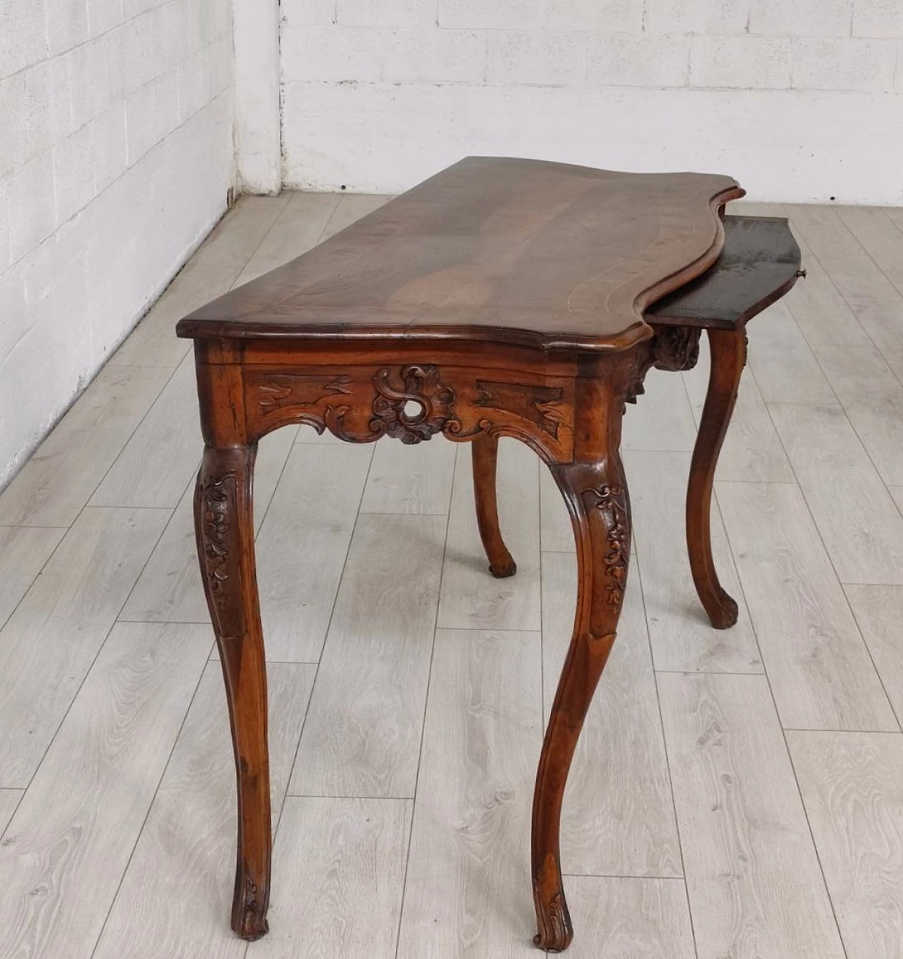Walnut console with legs decorated with floral motifs, 18th century 4
