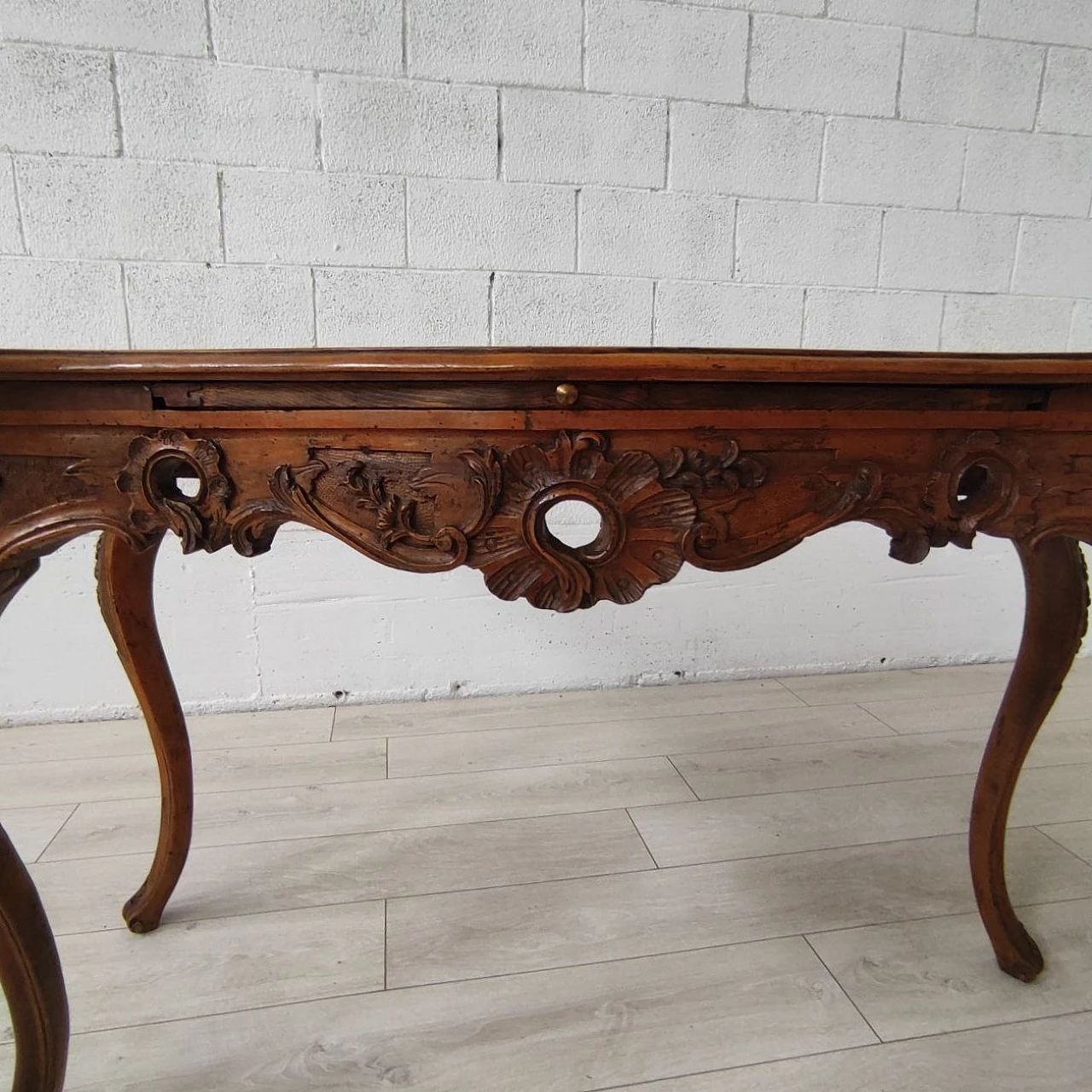Walnut console with legs decorated with floral motifs, 18th century 5