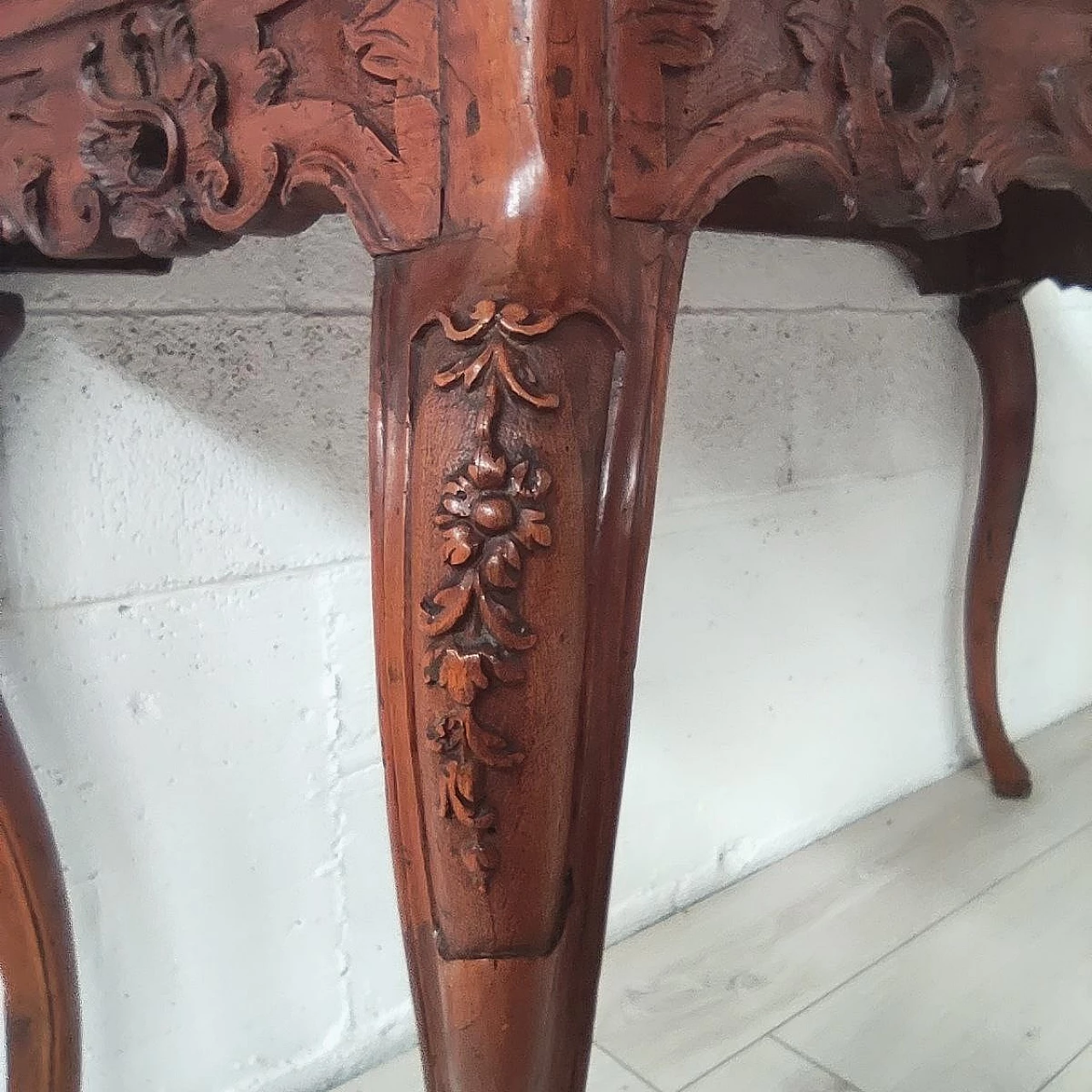 Walnut console with legs decorated with floral motifs, 18th century 6