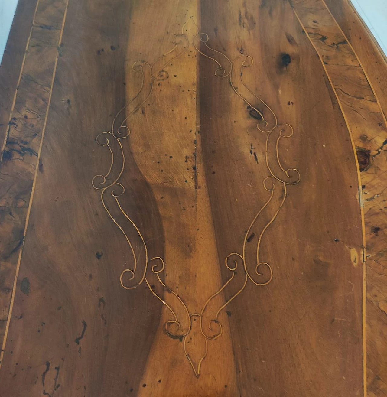 Walnut console with legs decorated with floral motifs, 18th century 7