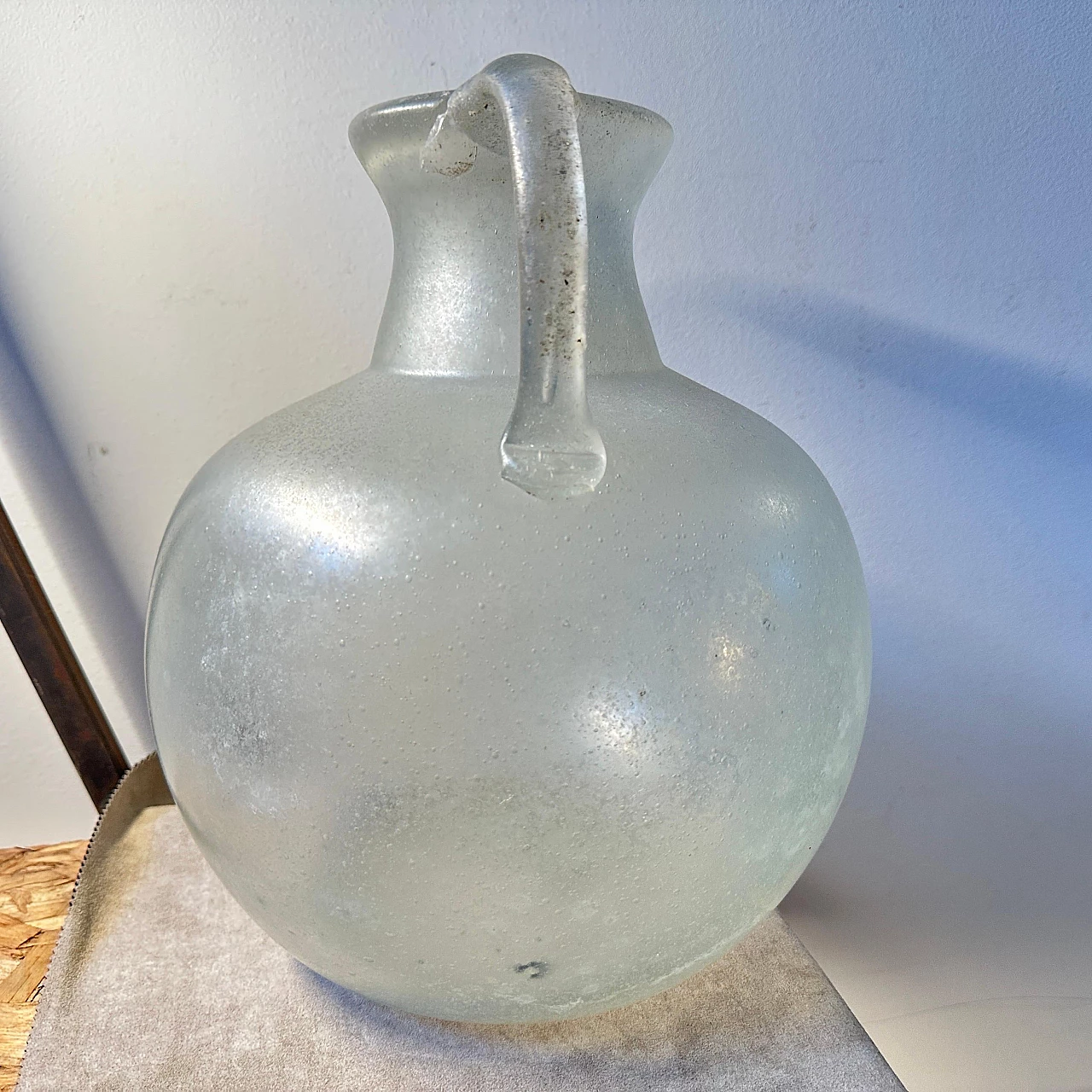 Vaso ad anfora in vetro scavo attribuito a Cenedese, anni '60 9
