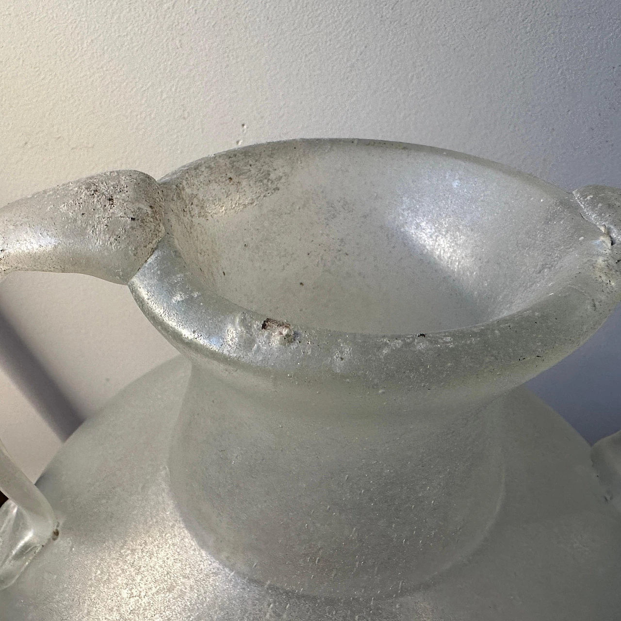 Vaso ad anfora in vetro scavo attribuito a Cenedese, anni '60 10