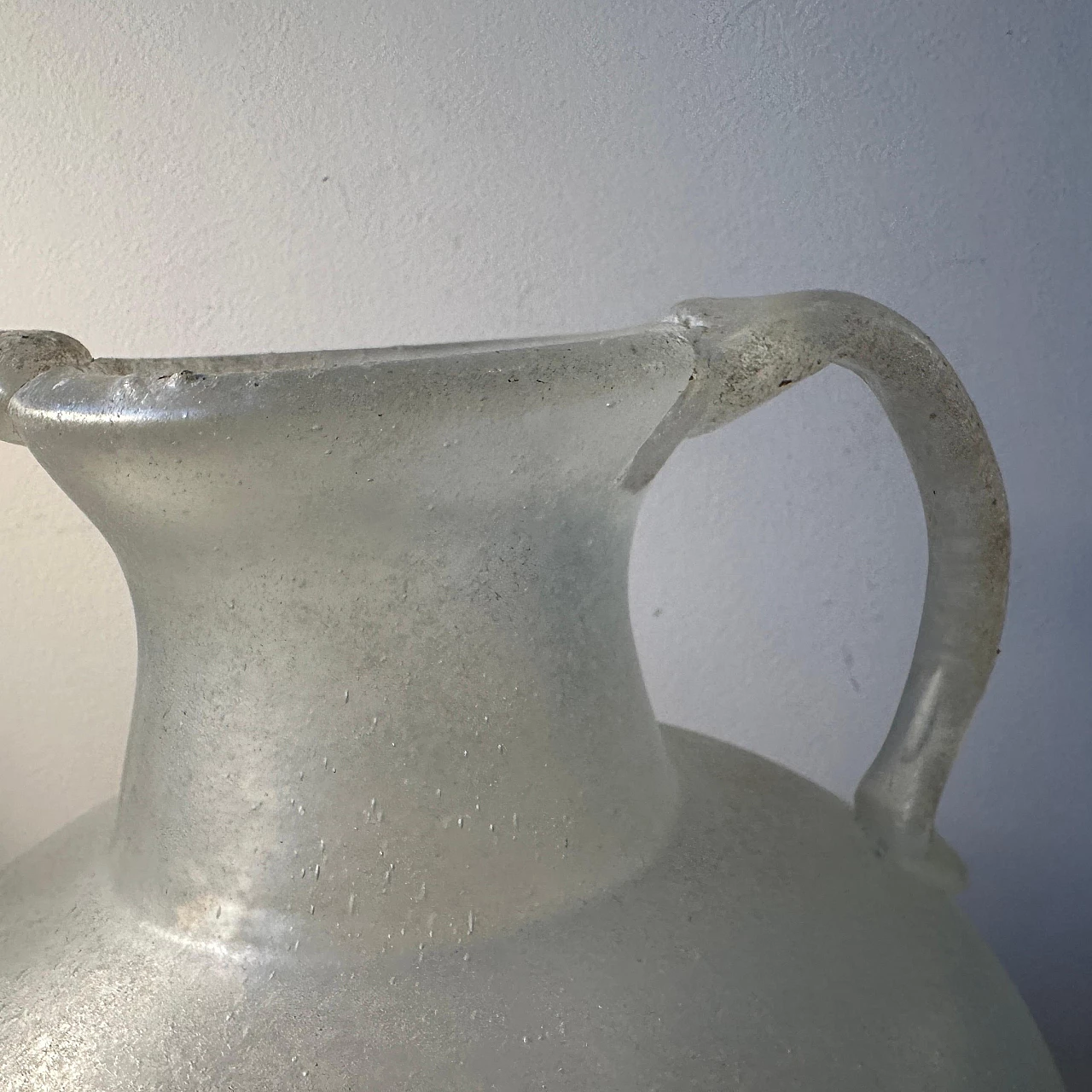 Vaso ad anfora in vetro scavo attribuito a Cenedese, anni '60 11
