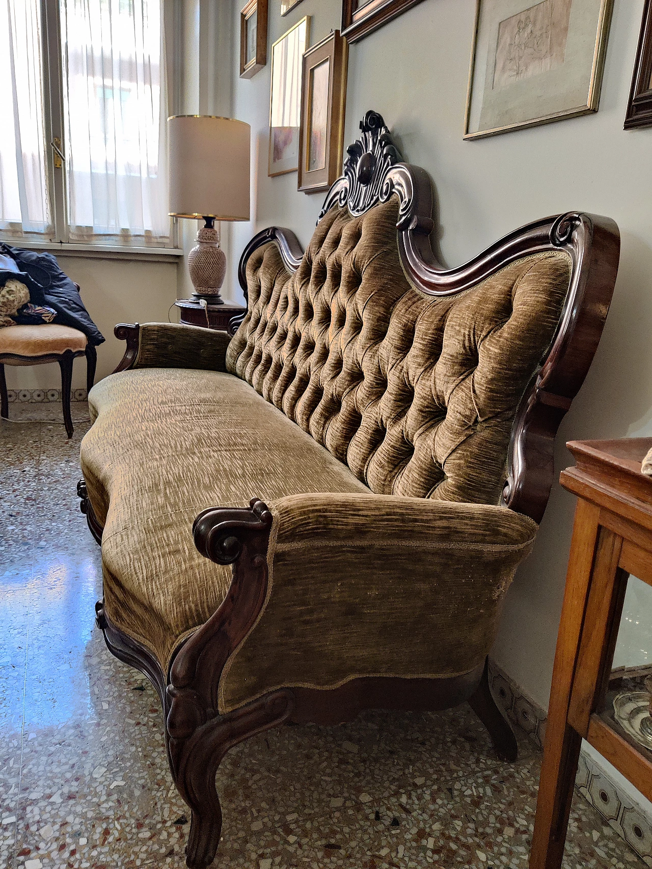 Divano in legno e rivestimento in capitonné beige, '800 2