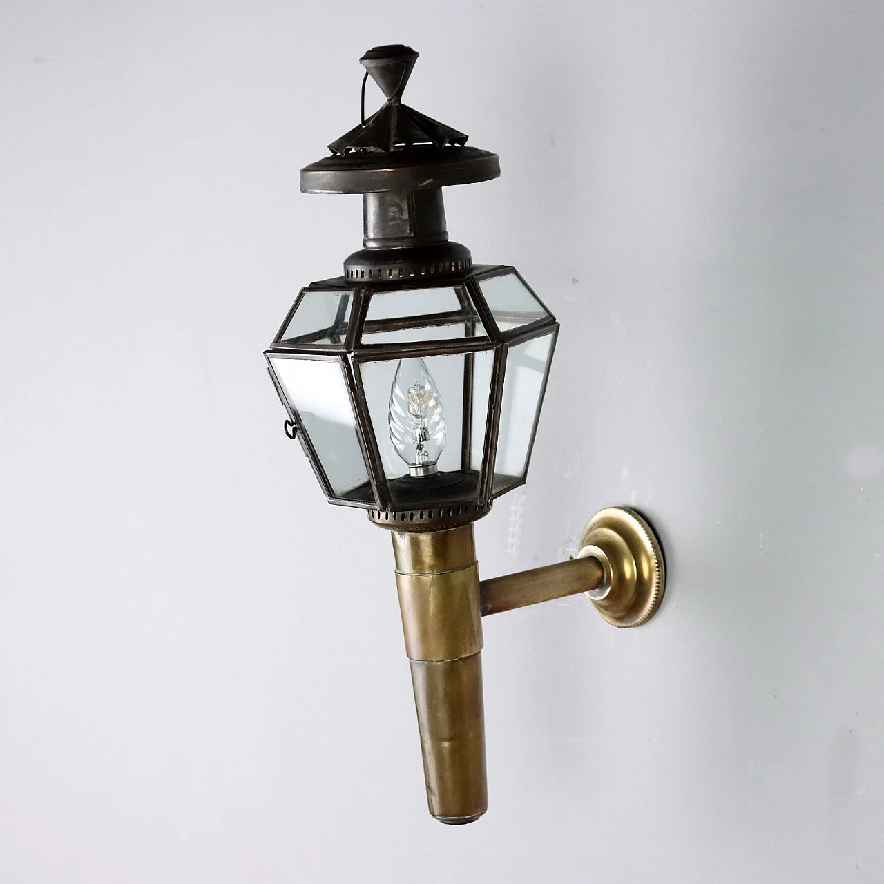 Lantern shaped wall light in glass and brass 1