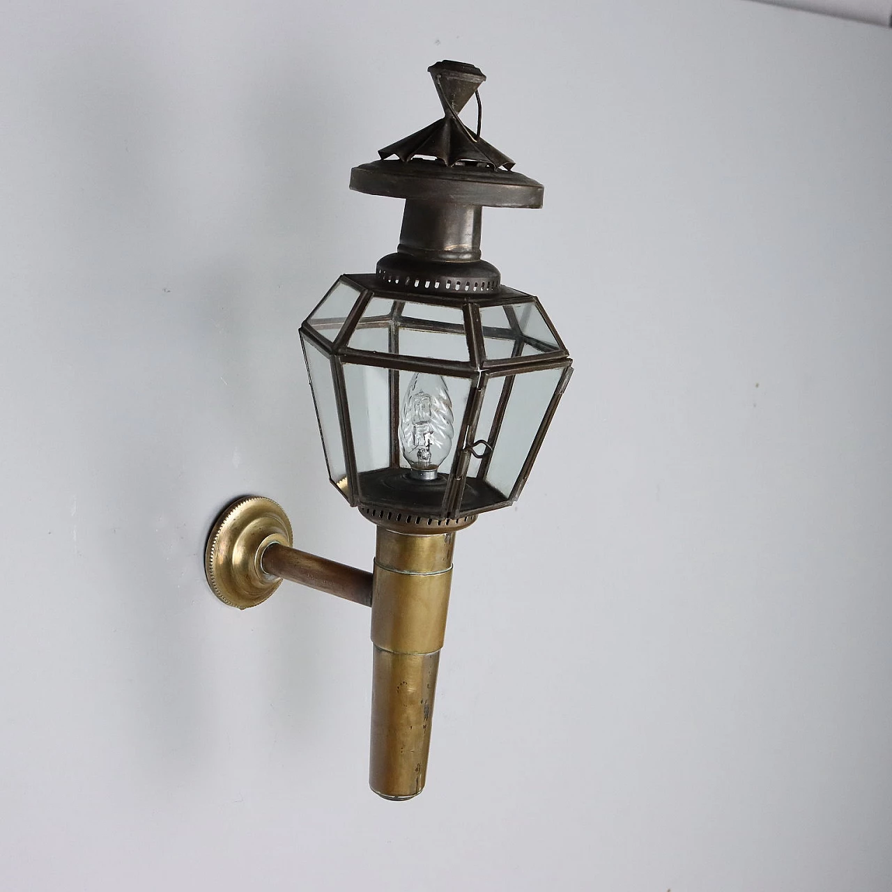 Lantern shaped wall light in glass and brass 3