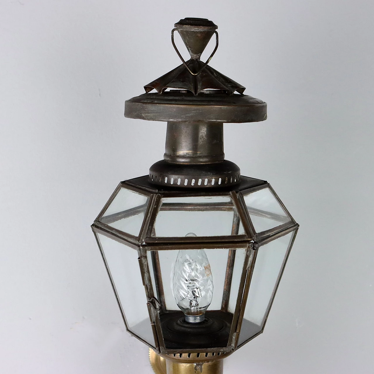 Applique a forma di lanterna in vetro ed ottone 5