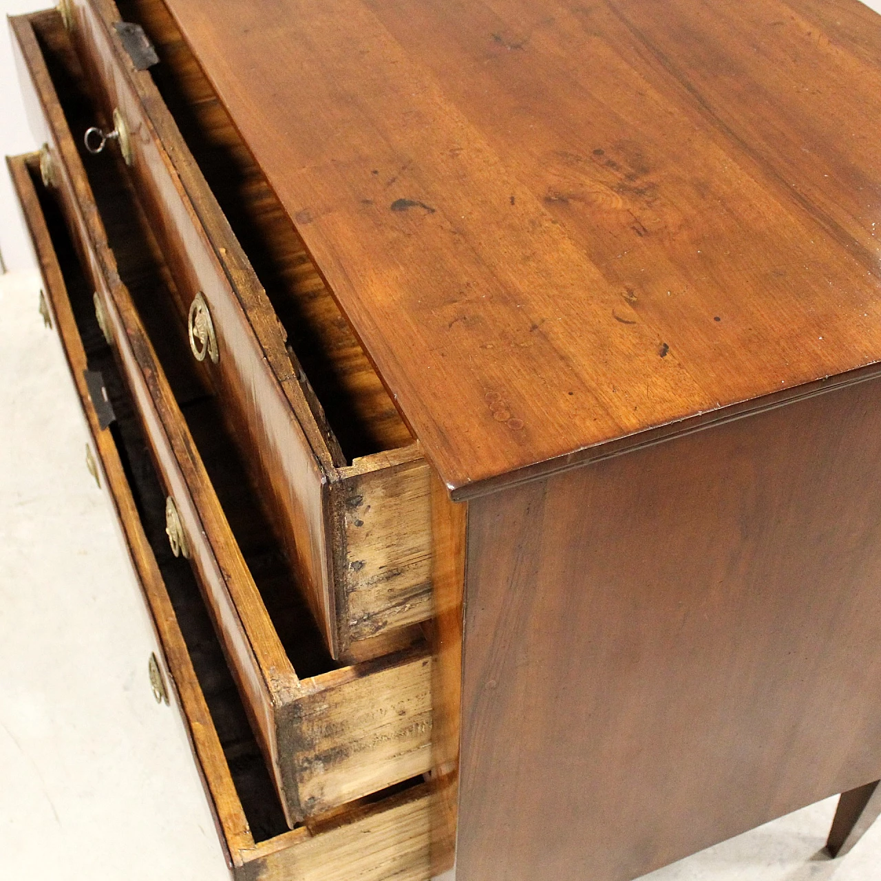 Emilian Louis XVI walnut commode, 18th century 9