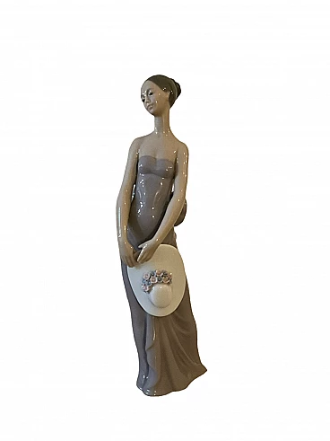 Lladró ceramic sculpture of lady with hat