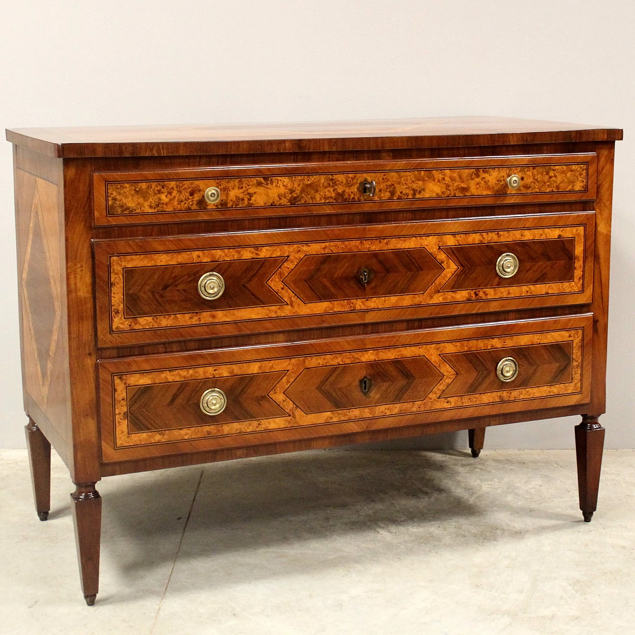 Emilian Louis XVI walnut and cherry commode with inlays, 18th century 1