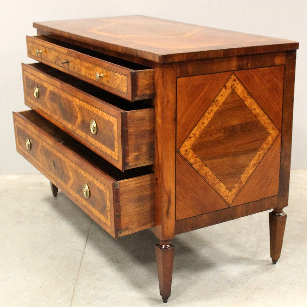 Emilian Louis XVI walnut and cherry commode with inlays, 18th century 3