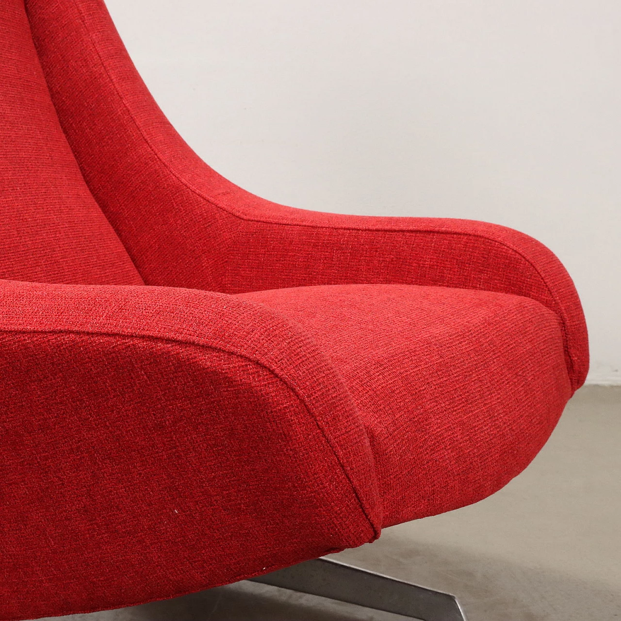 Pair of armchairs in red fabric and aluminum, 1960s 5