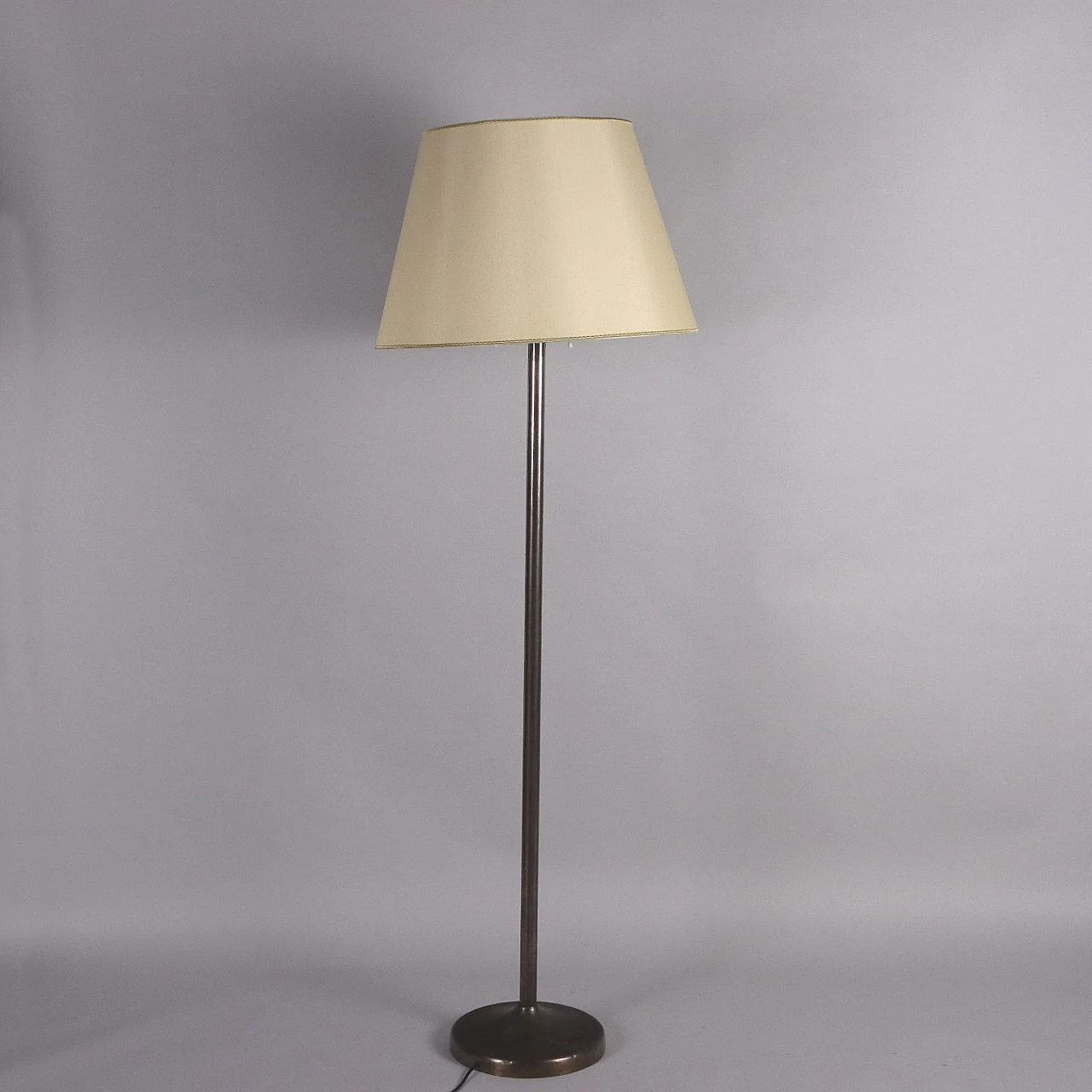 Floor lamp in brass and fabric, 1940s 6
