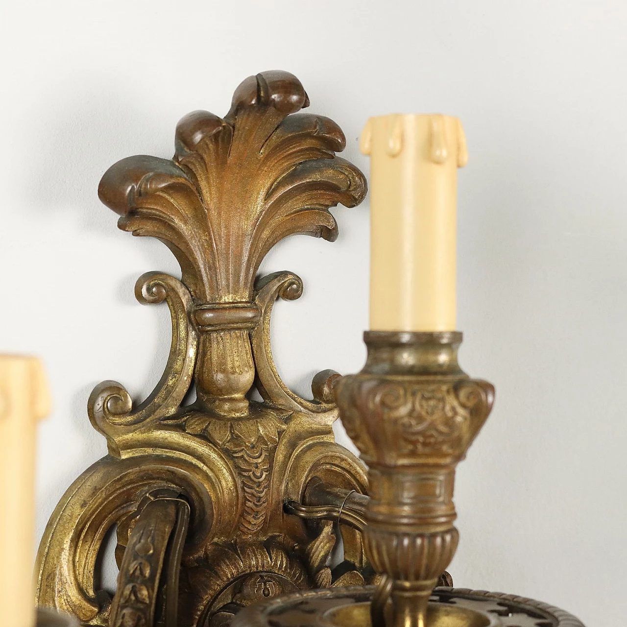 Coppia di applique stile Neoclassico in bronzo dorato cesellato 5