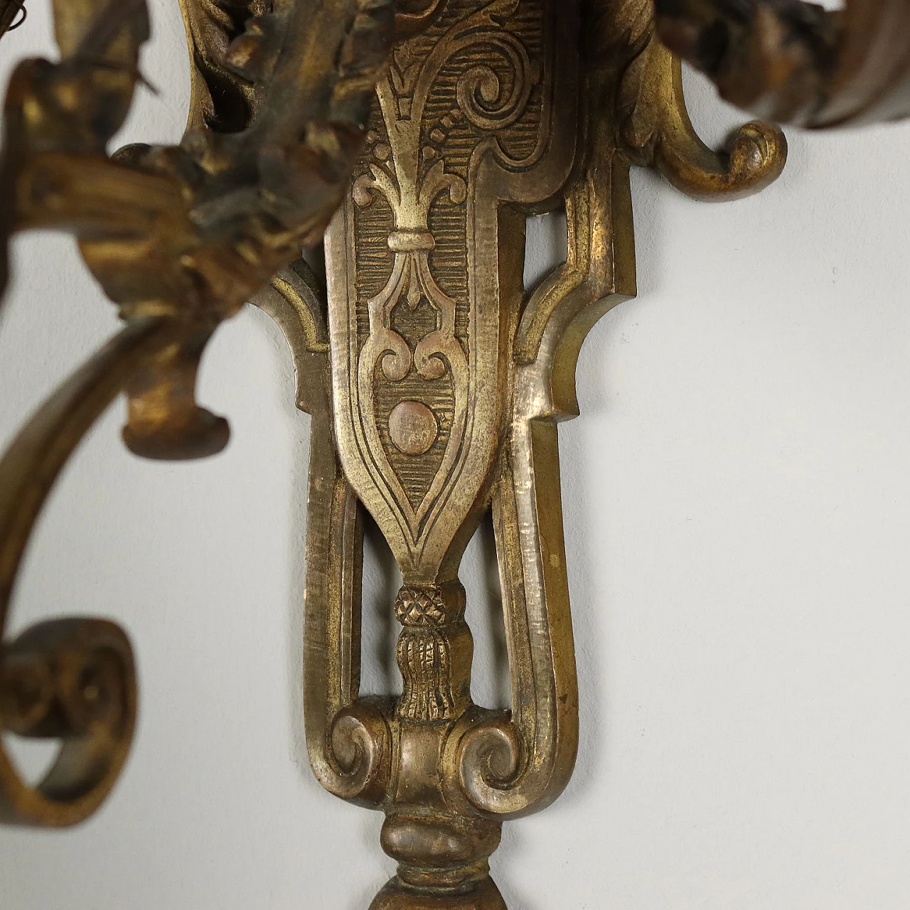 Coppia di applique stile Neoclassico in bronzo dorato cesellato 8
