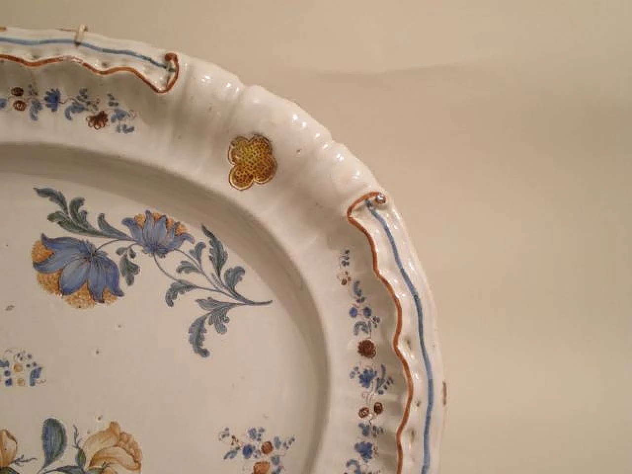 Coppia di piatti ovali in maiolica di Bassano, metà '700 1