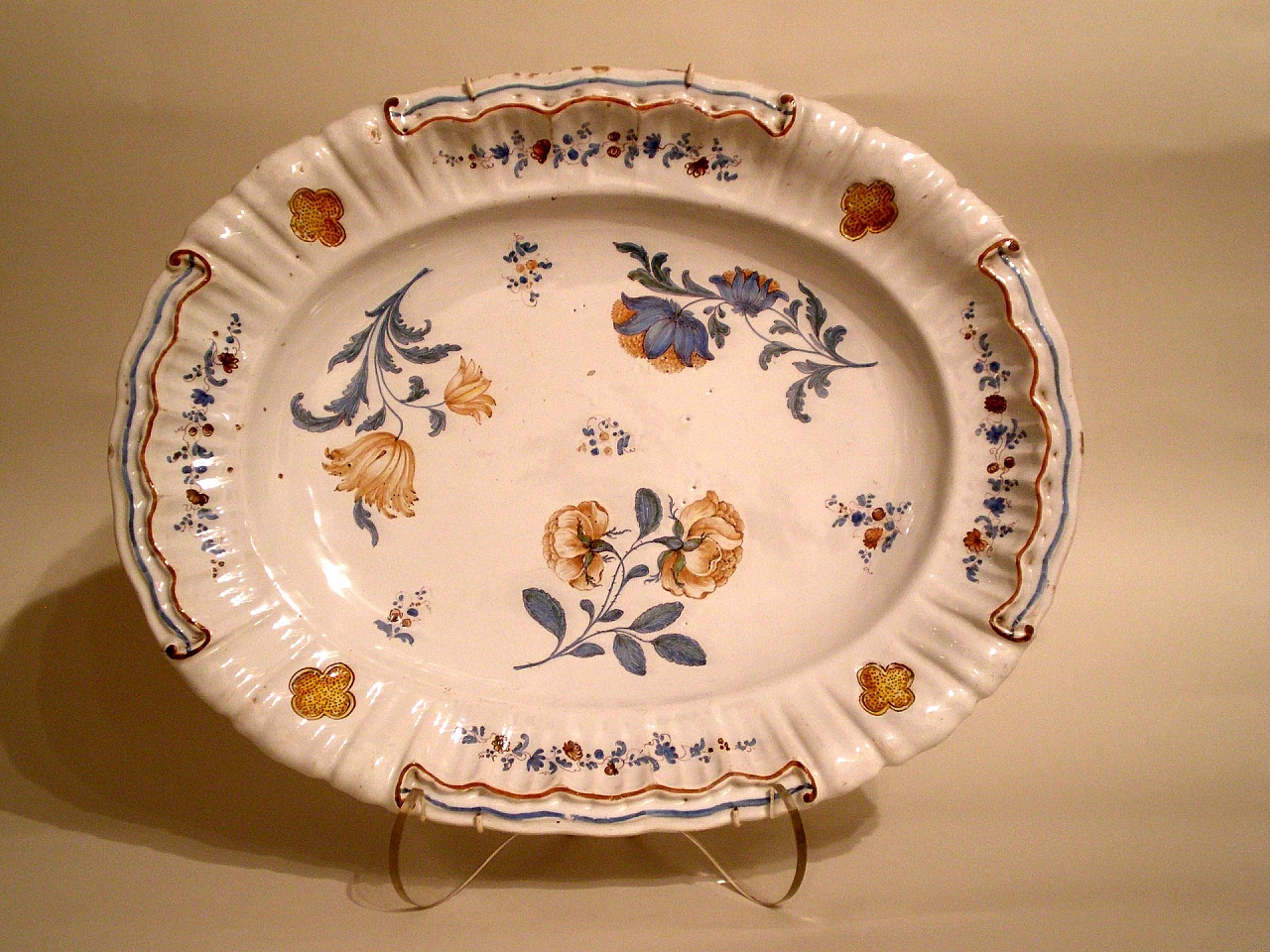 Pair of oval Bassano majolica plates, mid-18th century 2