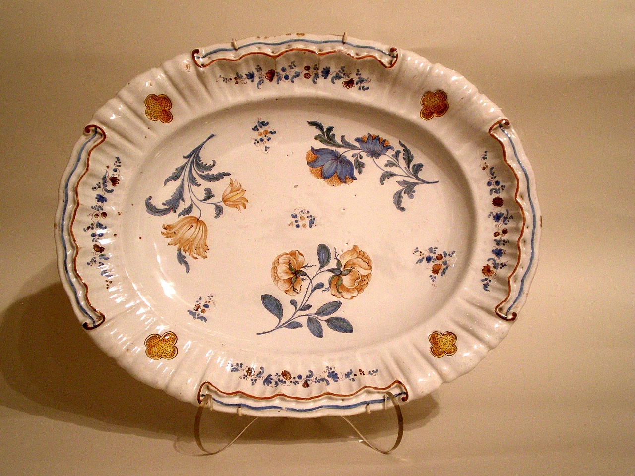 Coppia di piatti ovali in maiolica di Bassano, metà '700 2