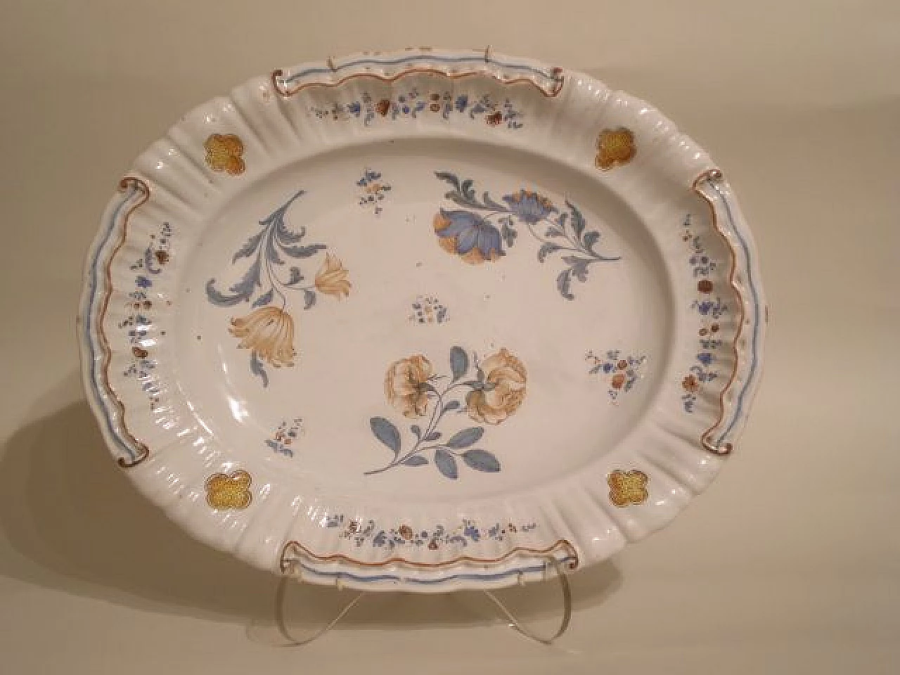 Pair of oval Bassano majolica plates, mid-18th century 3
