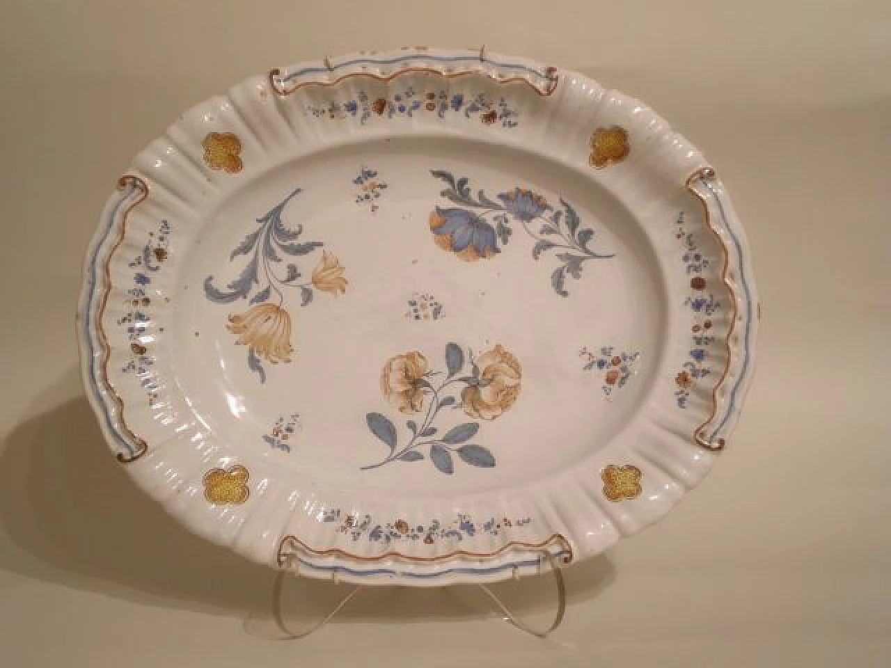 Coppia di piatti ovali in maiolica di Bassano, metà '700 3