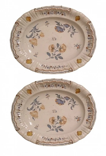 Coppia di piatti ovali in maiolica di Bassano, metà '700