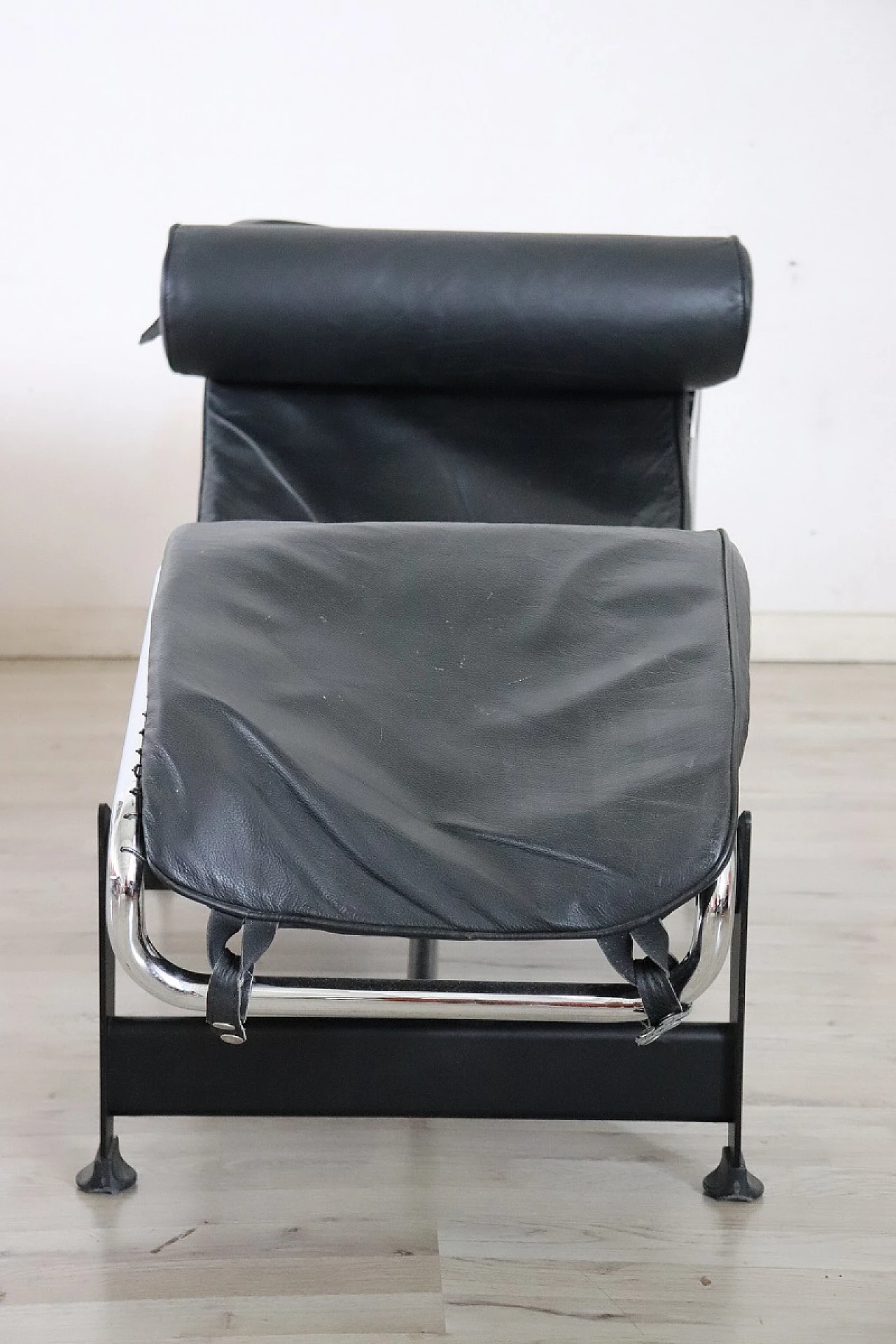 Chaise longue in pelle nera nello stile di Le Corbusier, anni '80 8