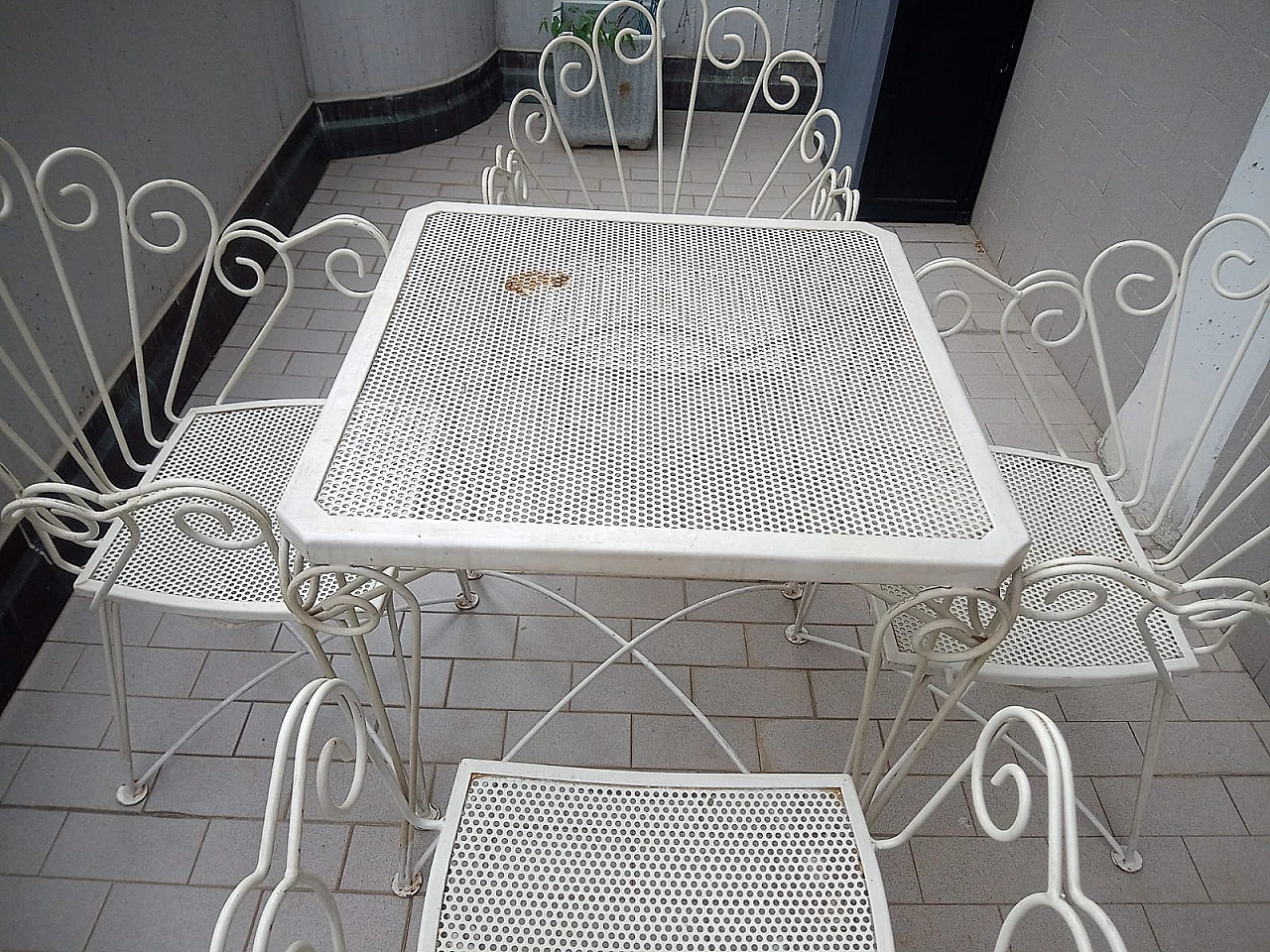 4 Sedie e tavolo da giardino in ferro verniciato bianco, anni '60 8