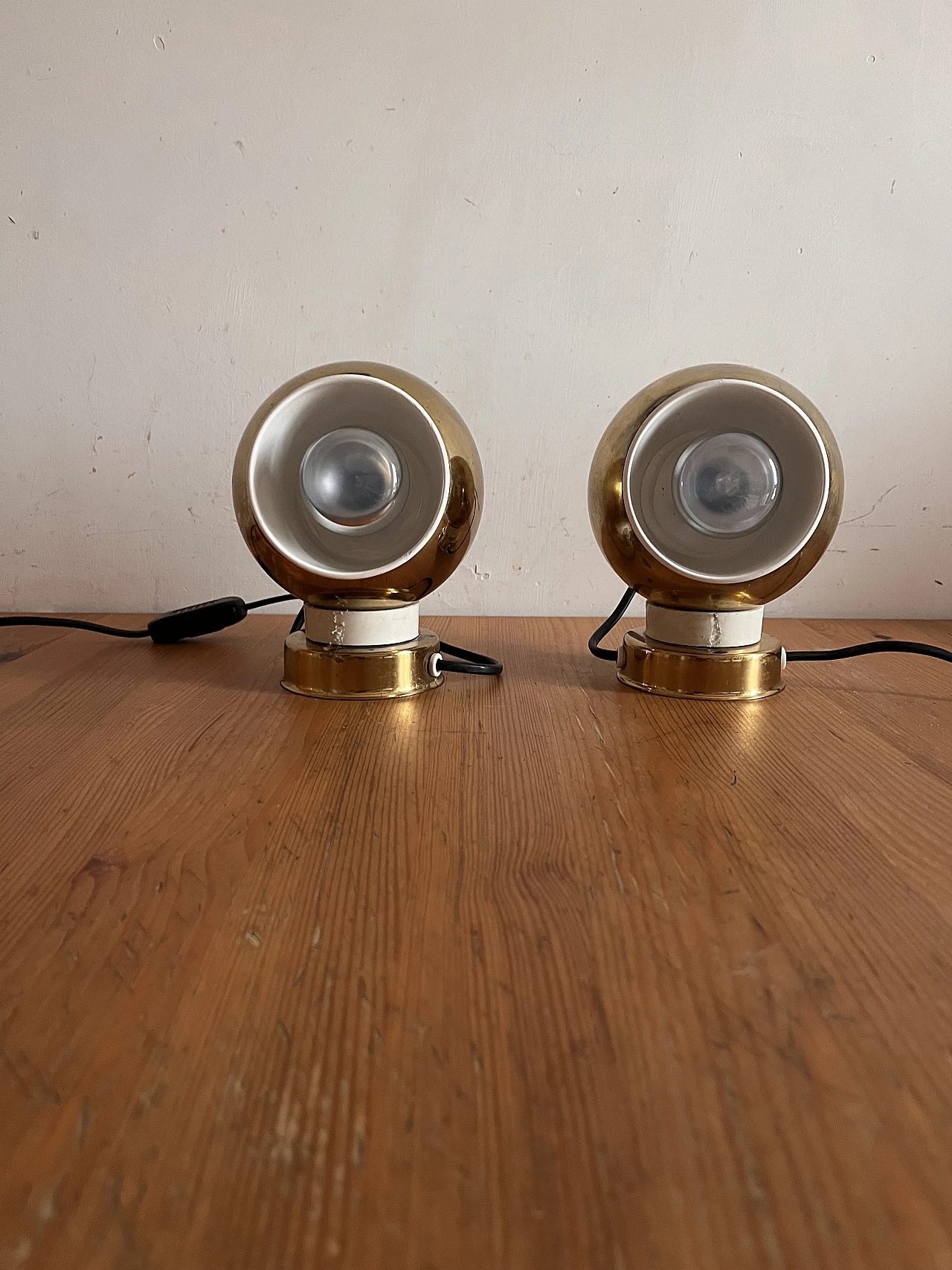 Pair of magnetic table lamps by Reggiani, 1980s 2