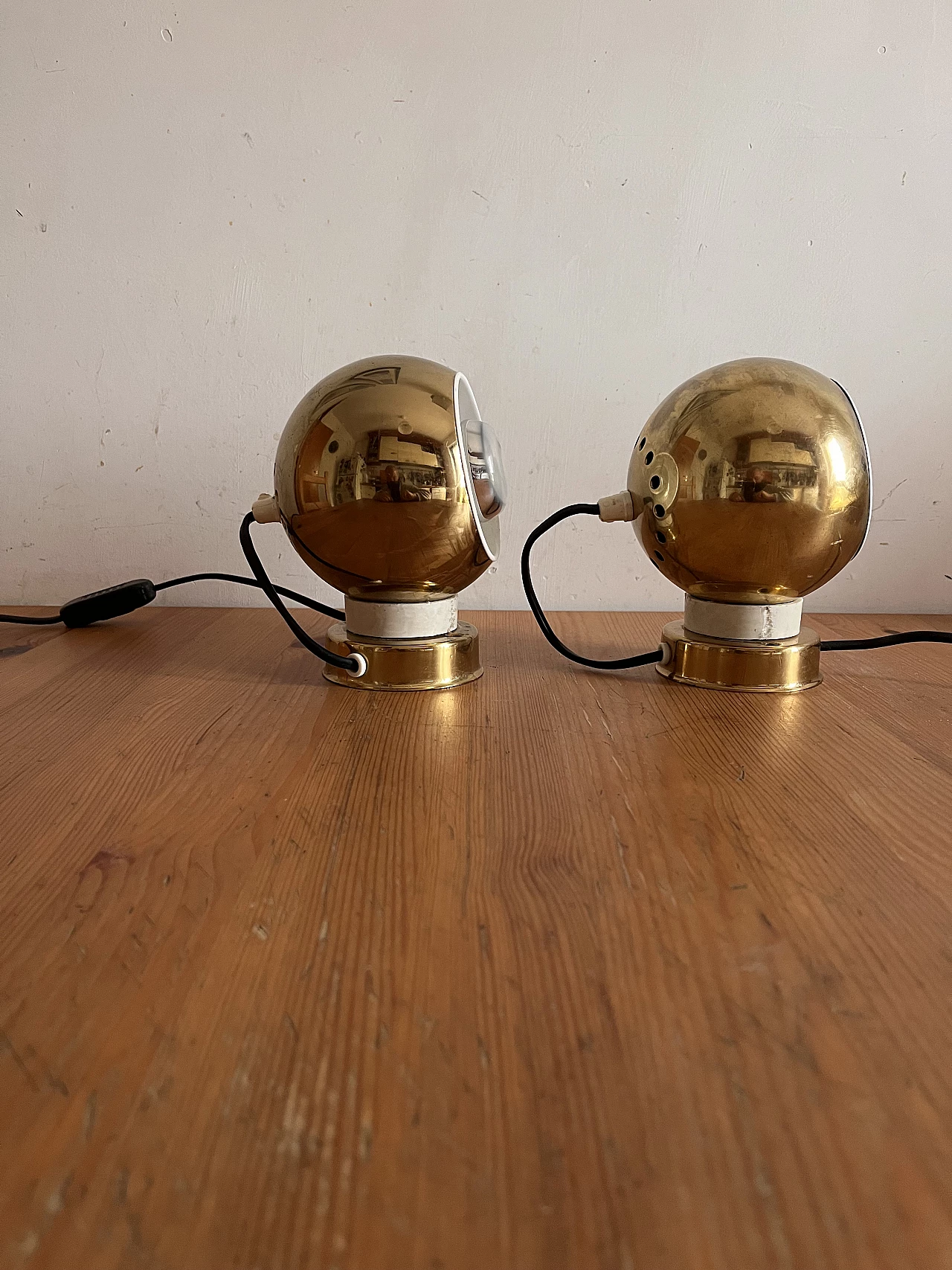Pair of magnetic table lamps by Reggiani, 1980s 3