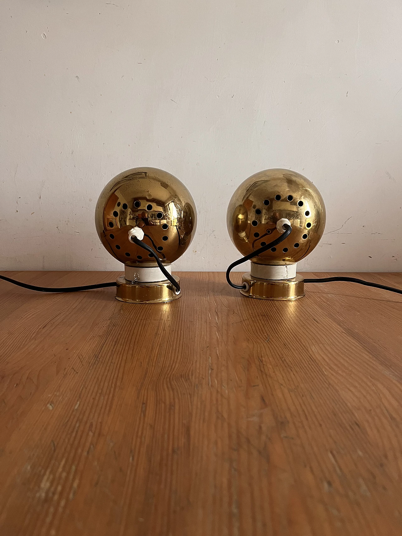 Pair of magnetic table lamps by Reggiani, 1980s 4
