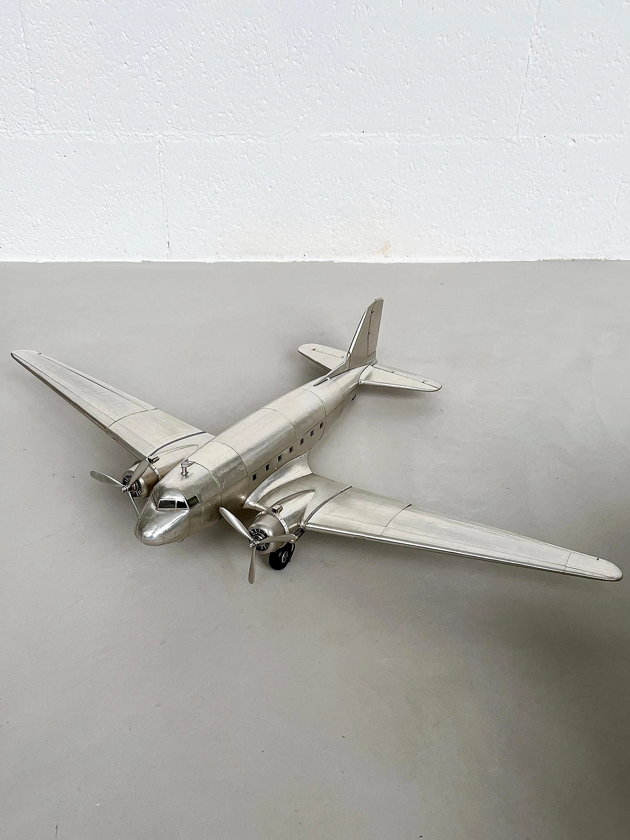 Modellino di aereo Douglas DC-3 in metallo 2