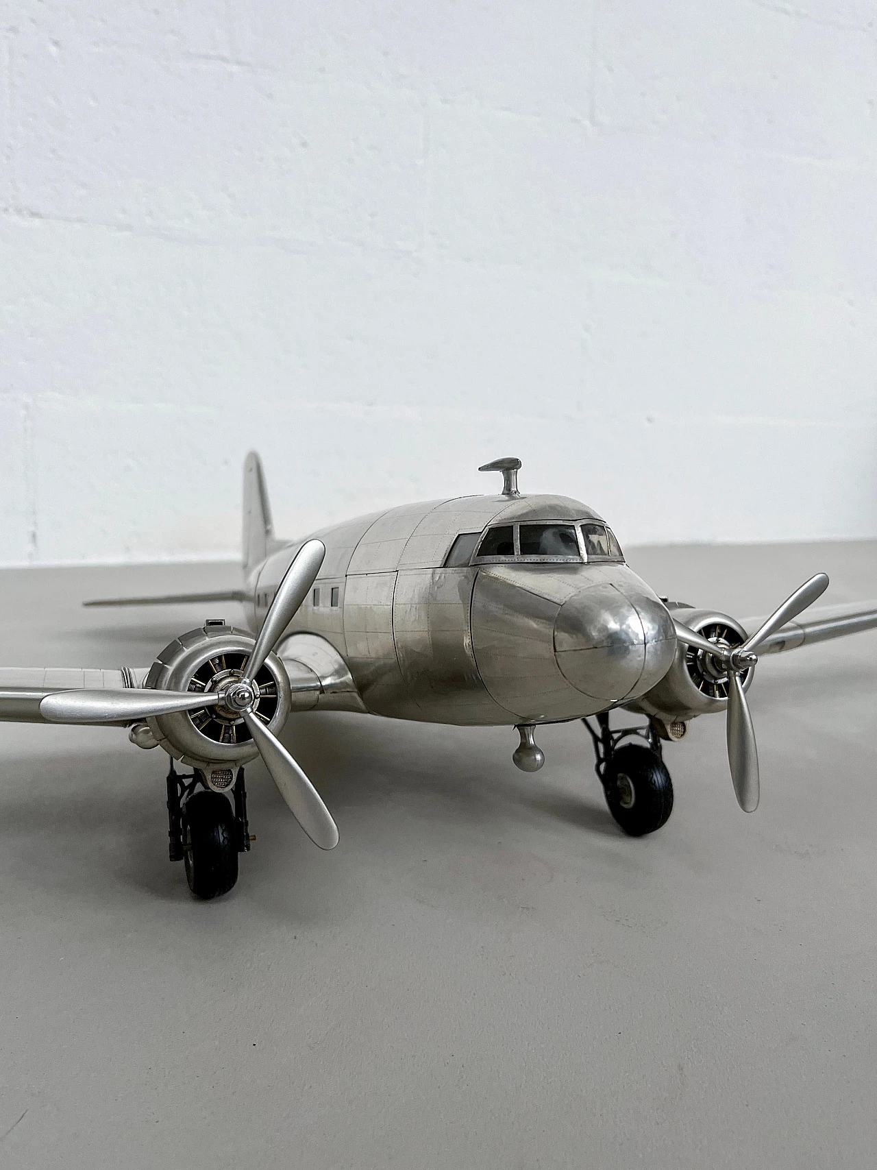 Modellino di aereo Douglas DC-3 in metallo 4
