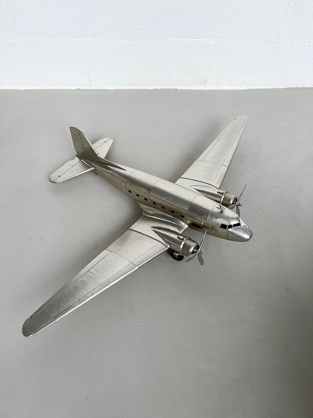 Modellino di aereo Douglas DC-3 in metallo 12