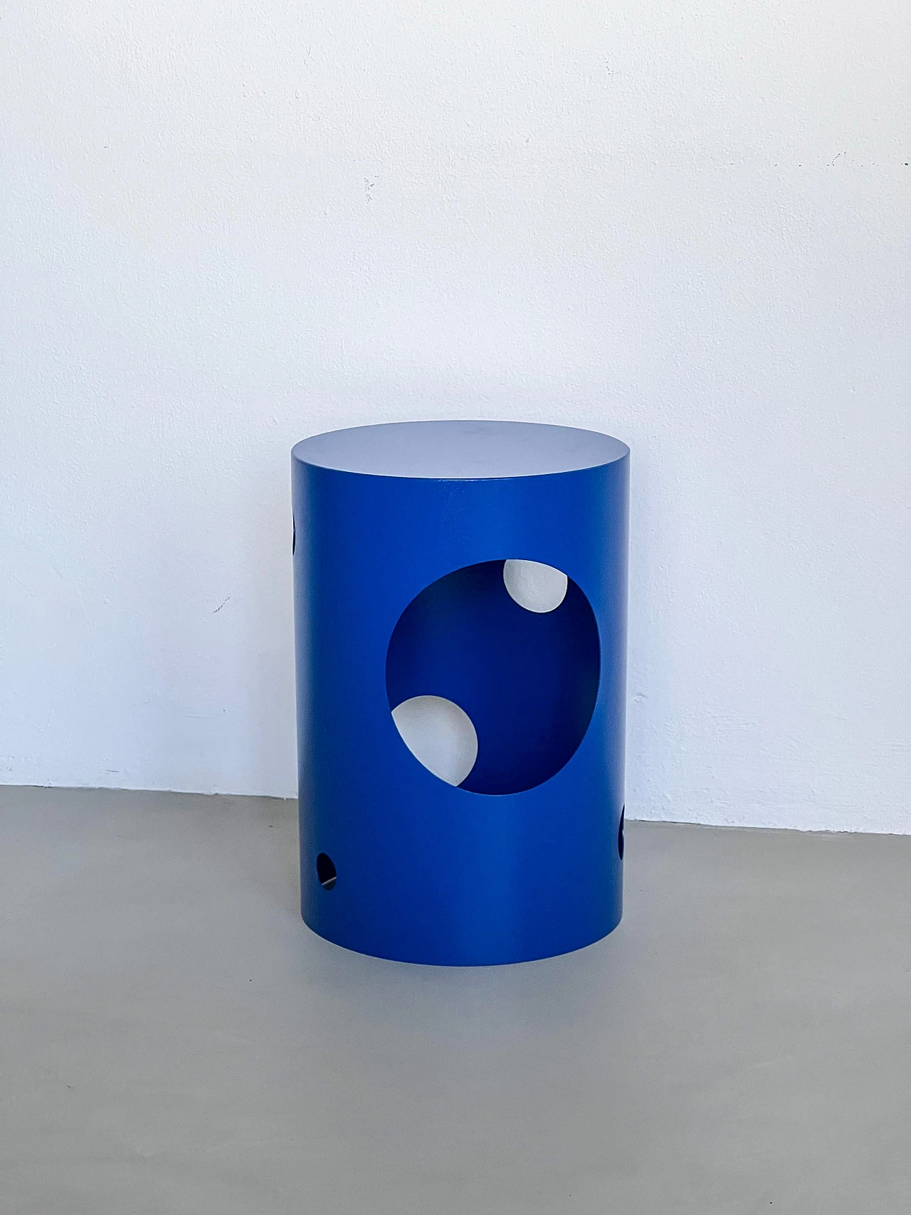Electric blue metal Silös coffee table 4