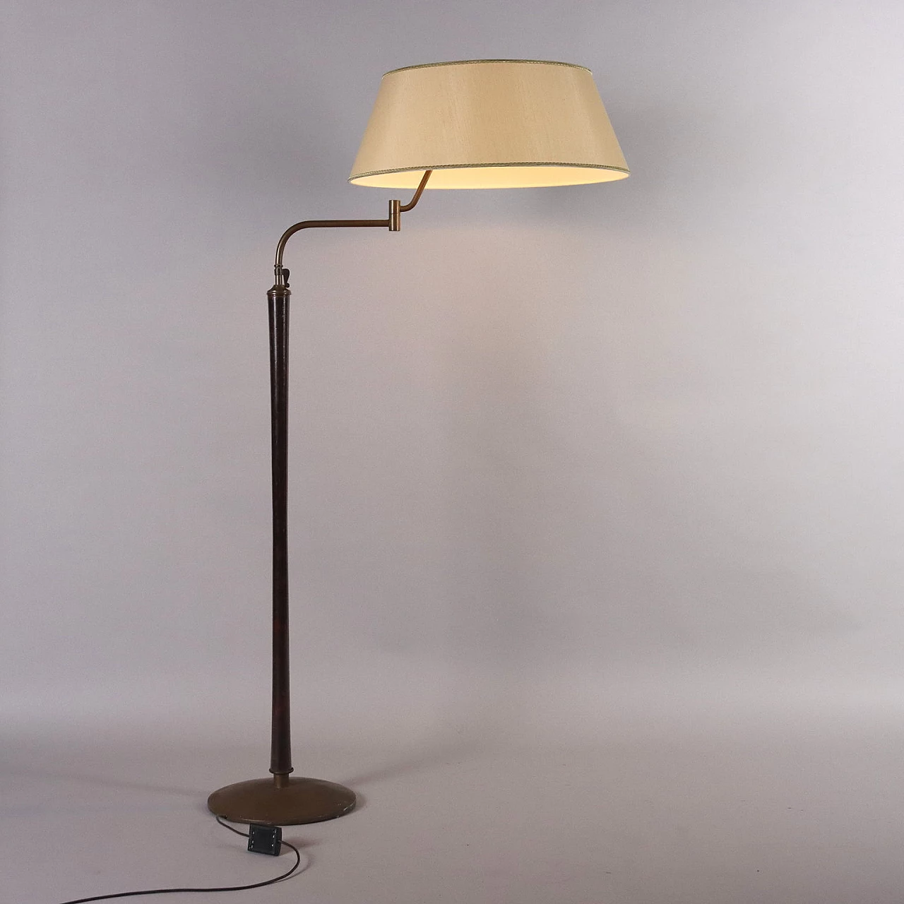 Floor lamp in stained wood and brass, 1950s 4