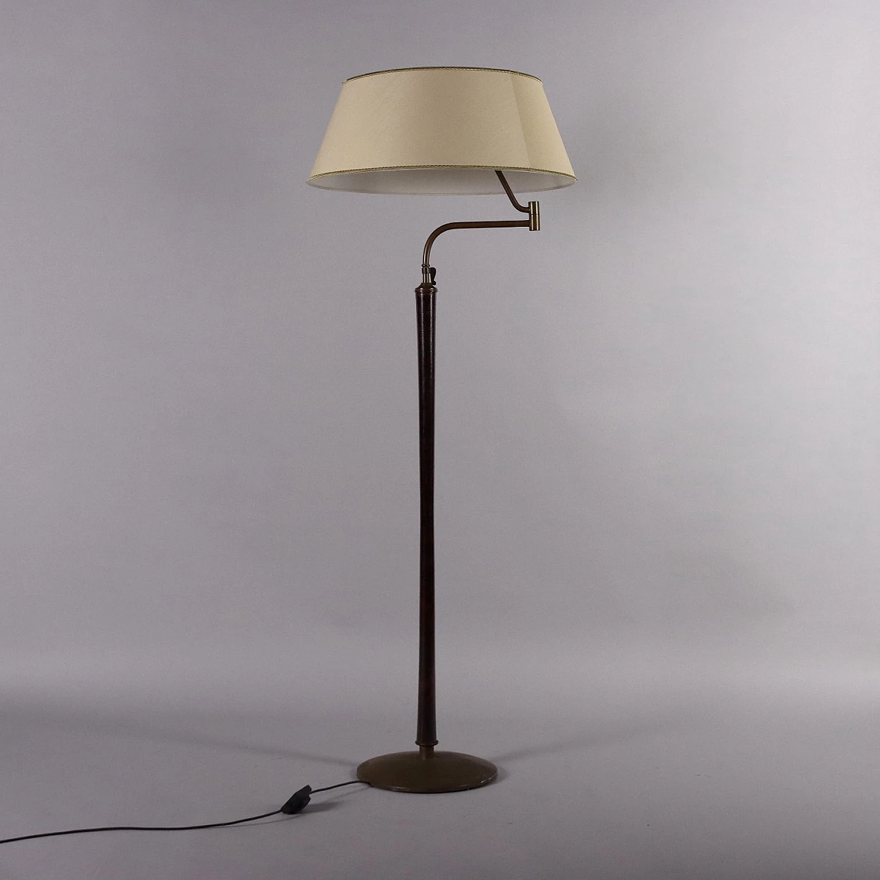 Floor lamp in stained wood and brass, 1950s 5