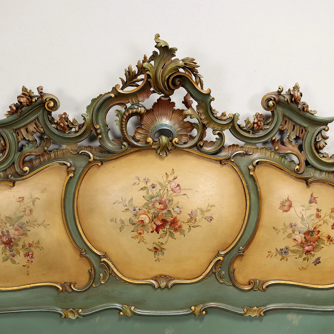 Double bed frame in lacquered wood and floral motifs 3