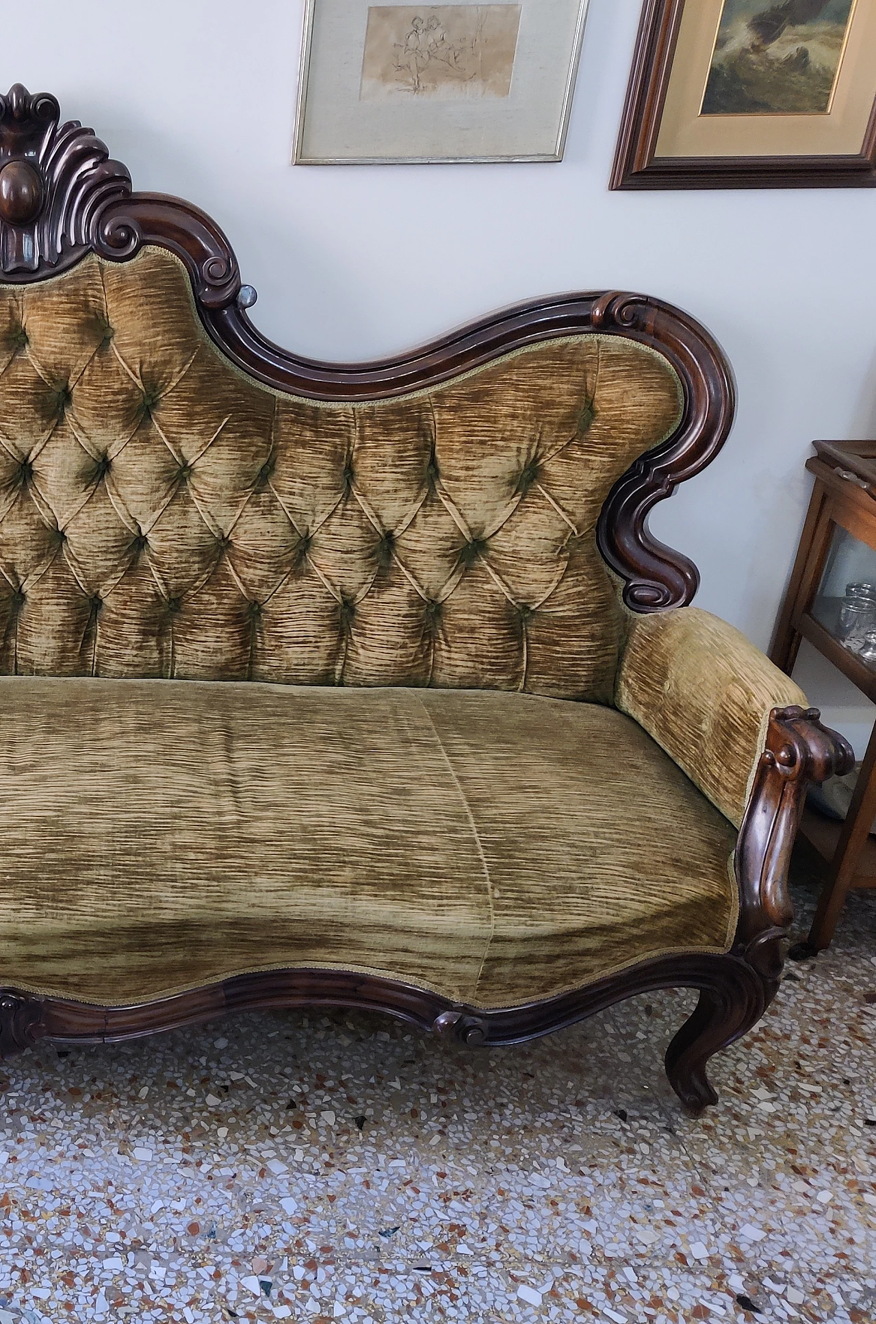 Divano in legno e rivestimento in capitonné beige, '800 3