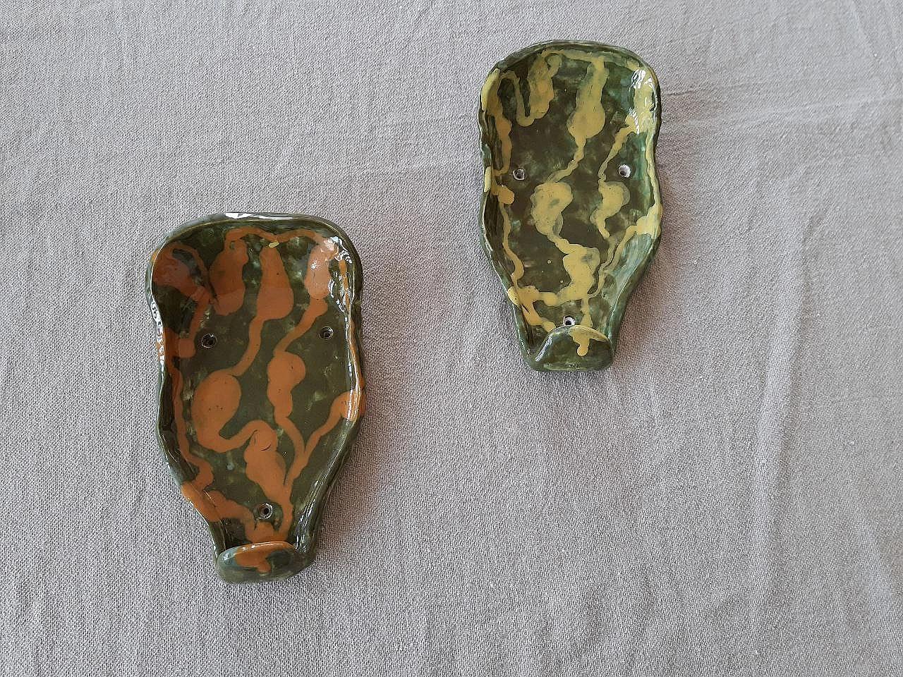 Coppia di Appendiabiti da parete in ceramica smaltata, anni '50 1