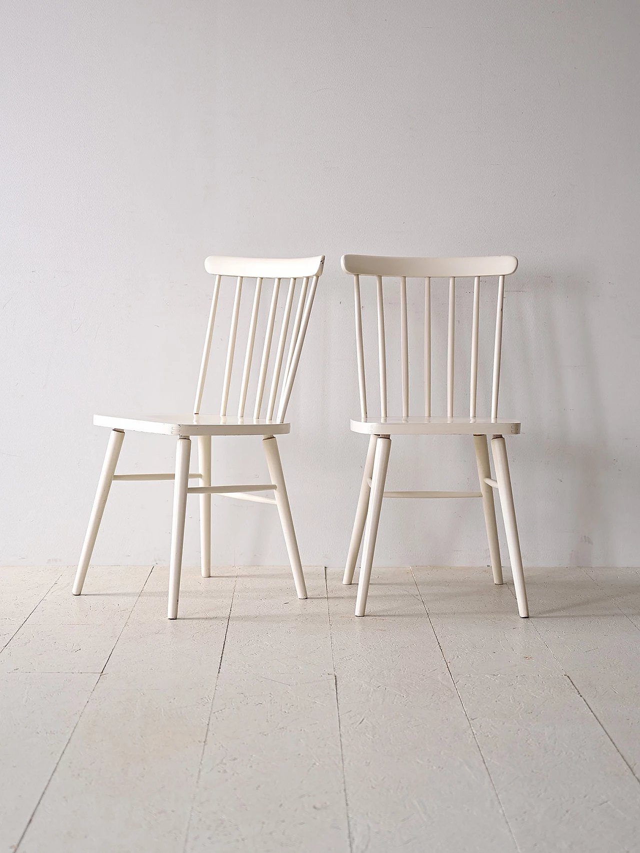 Pair of Scandinavian chairs in painted white wood, 1960s 1