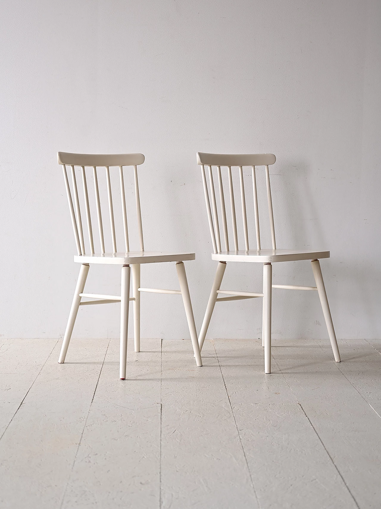 Pair of Scandinavian chairs in painted white wood, 1960s 2
