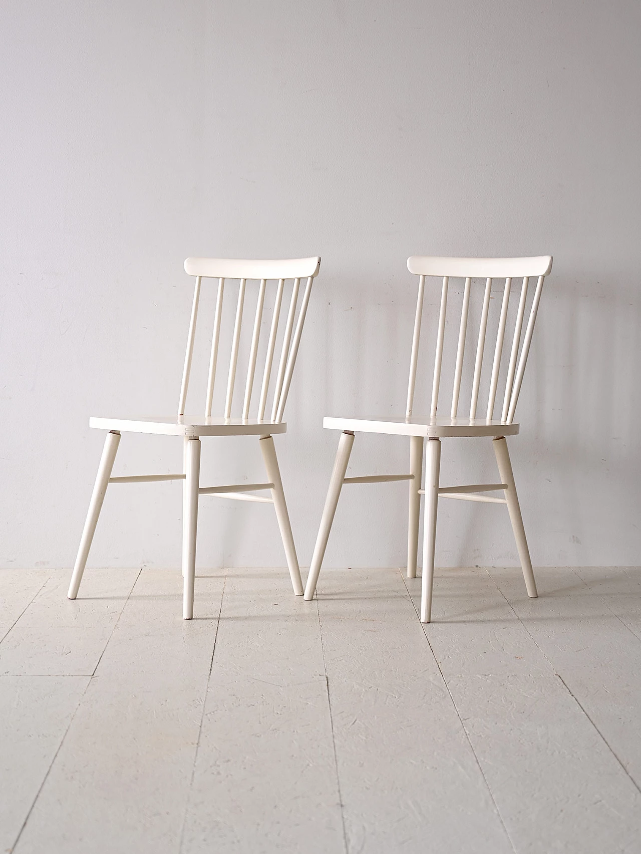 Pair of Scandinavian chairs in painted white wood, 1960s 4