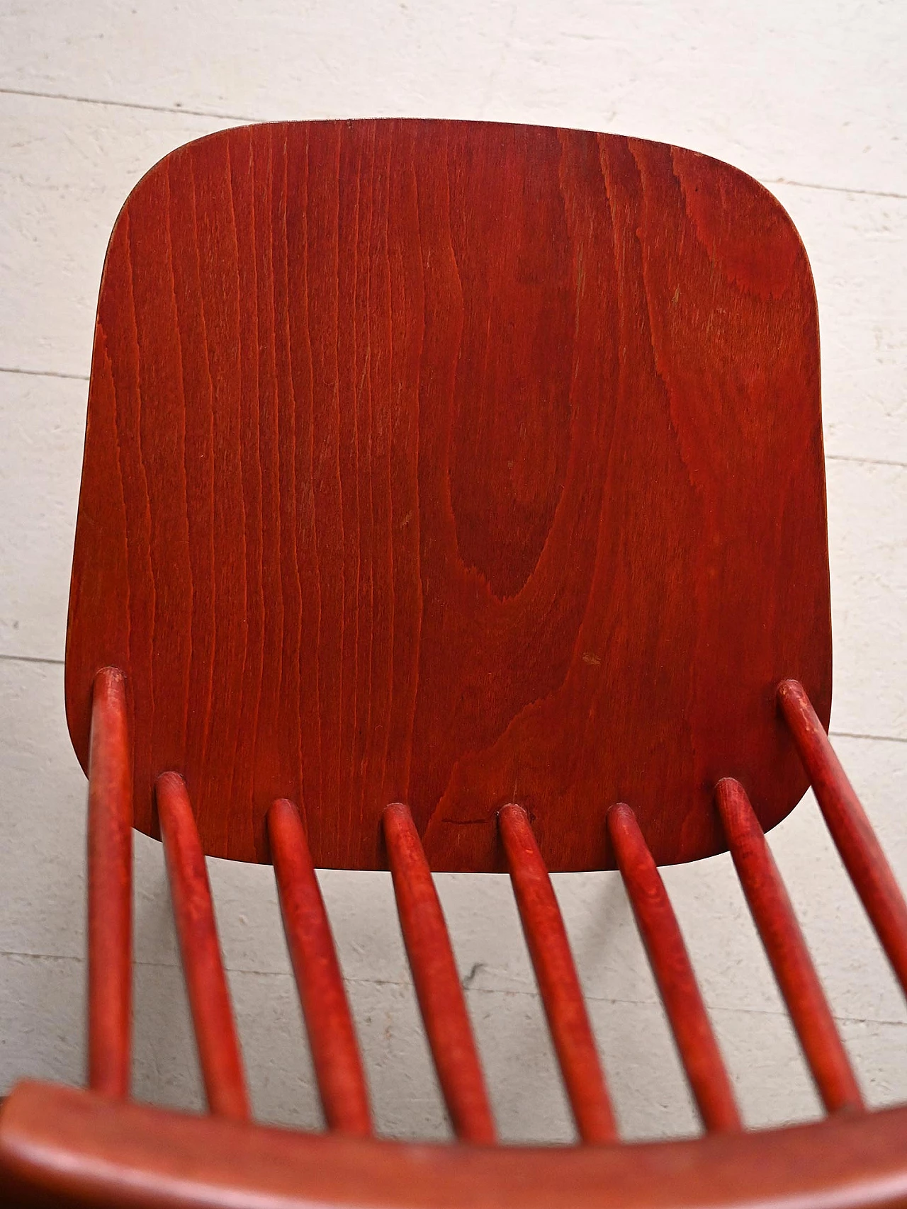 4 Sedie rosse in legno con schienale a doghe affusolate, anni '60 12
