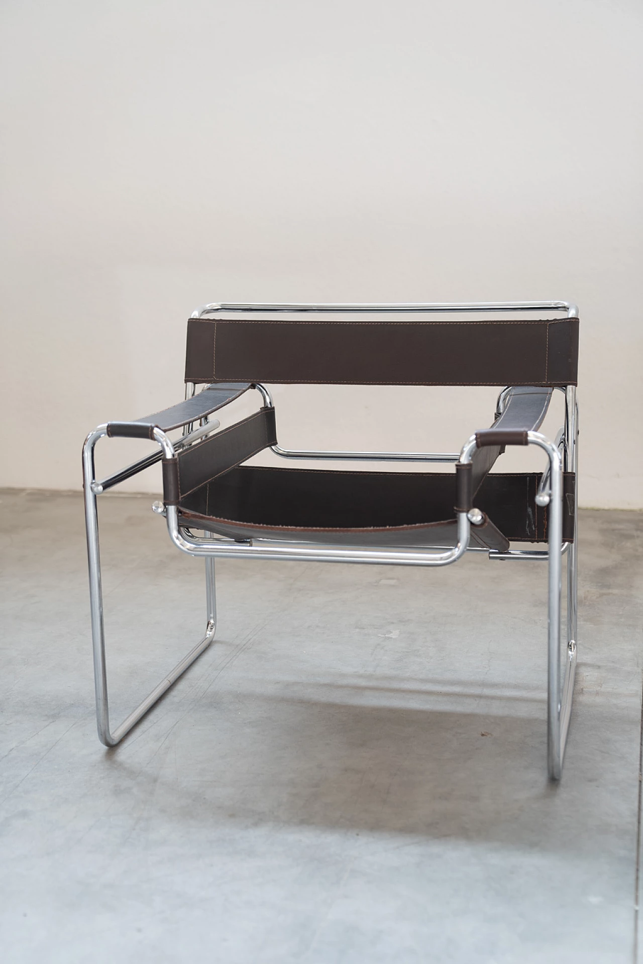 Pair of brown and beige armchairs in leather and iron, 1970s 5