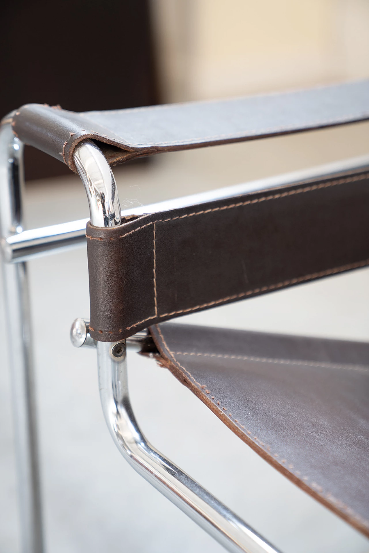 Pair of brown and beige armchairs in leather and iron, 1970s 10