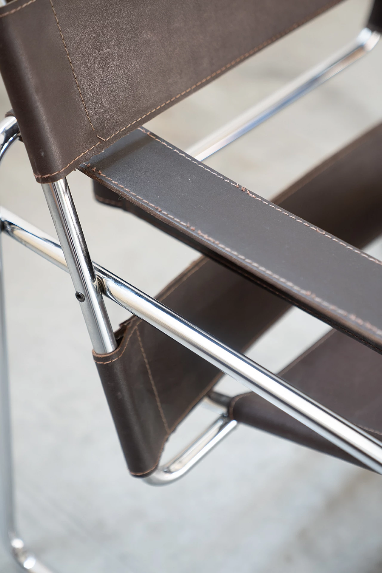 Pair of brown and beige armchairs in leather and iron, 1970s 11